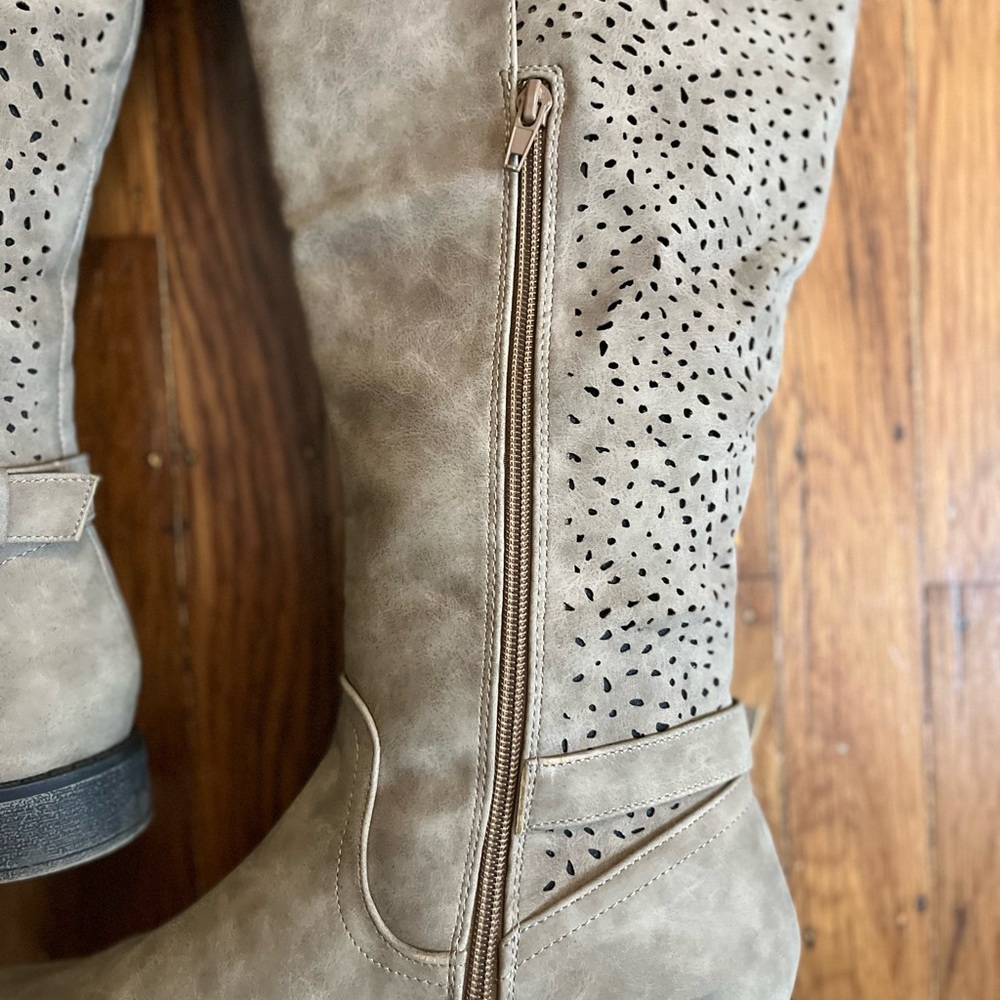 Boots - Picture 2 of 5